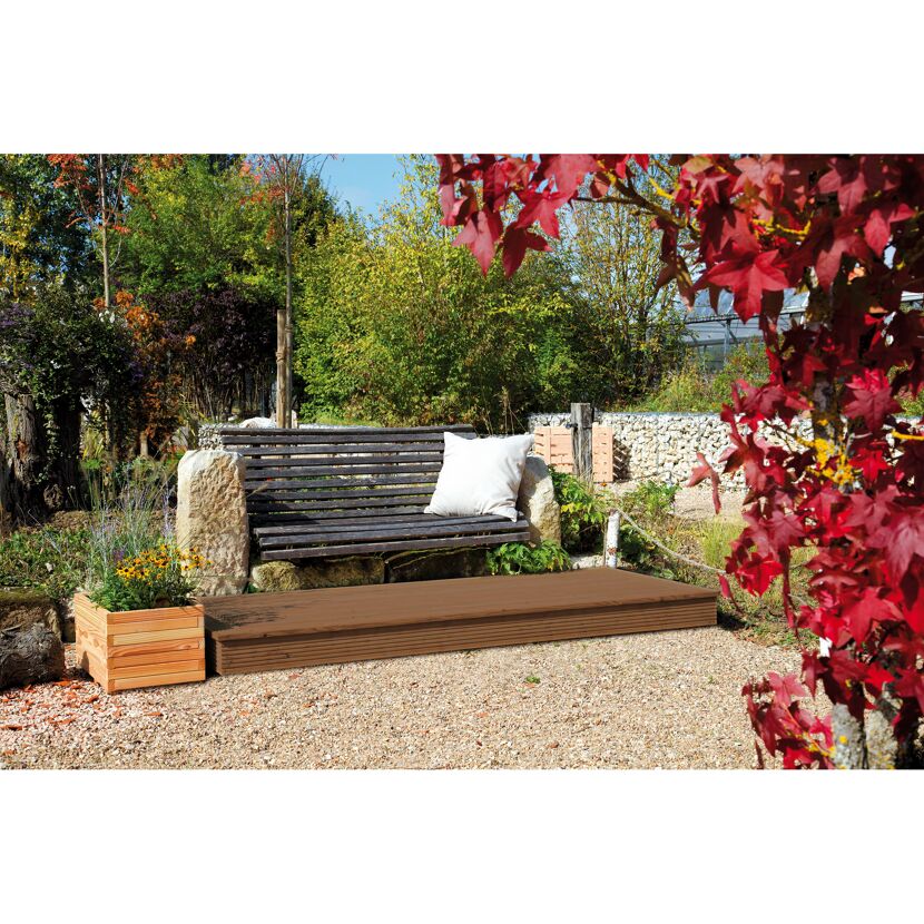 Holzterrasse mit Bank im Garten