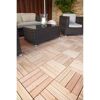 Holzfliesen auf Terrasse verlegt