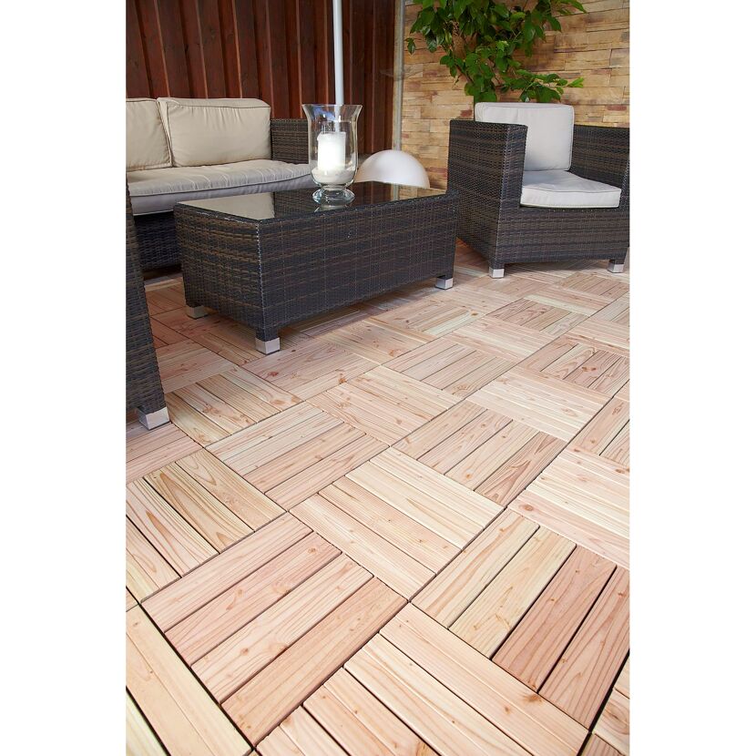 Holzfliesen auf Terrasse verlegt