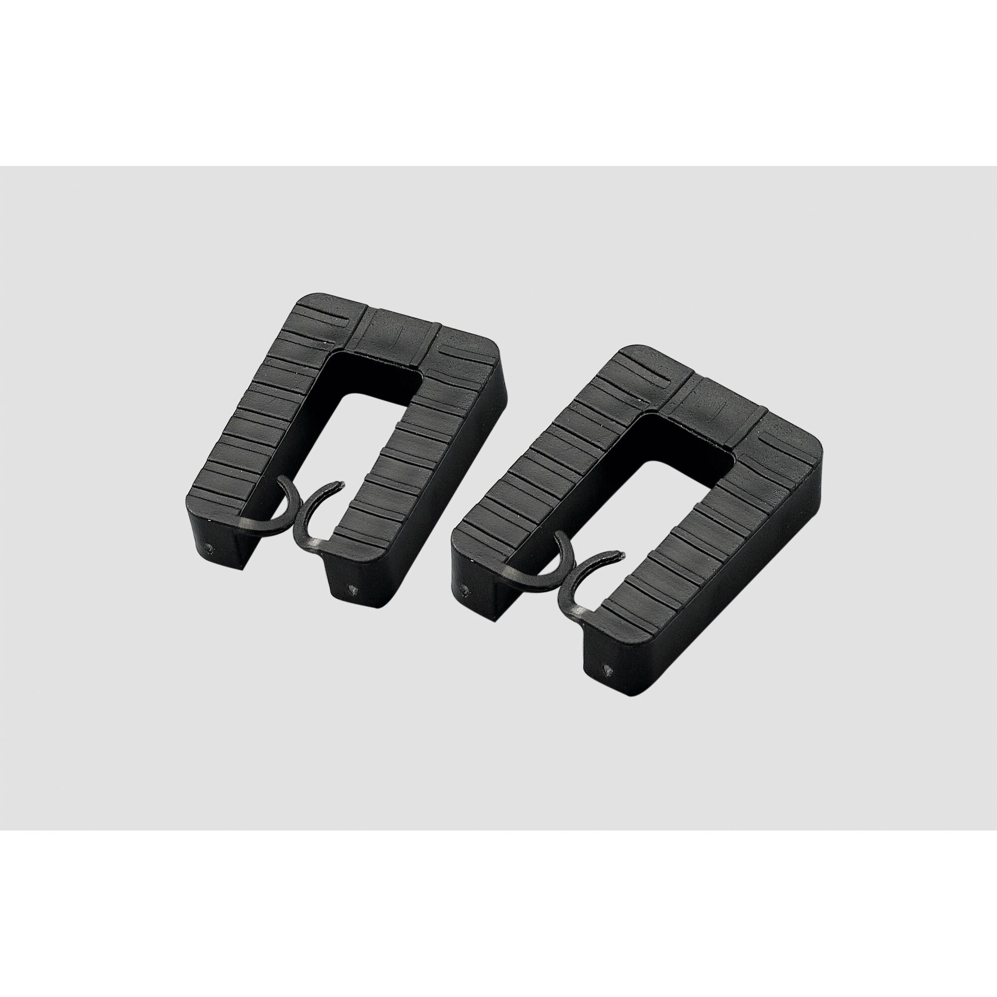 Zwei schwarze Abstandhalter für WPC-Leisten.