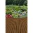 Braune Holzterrasse neben einem Teich mit Seerosen.