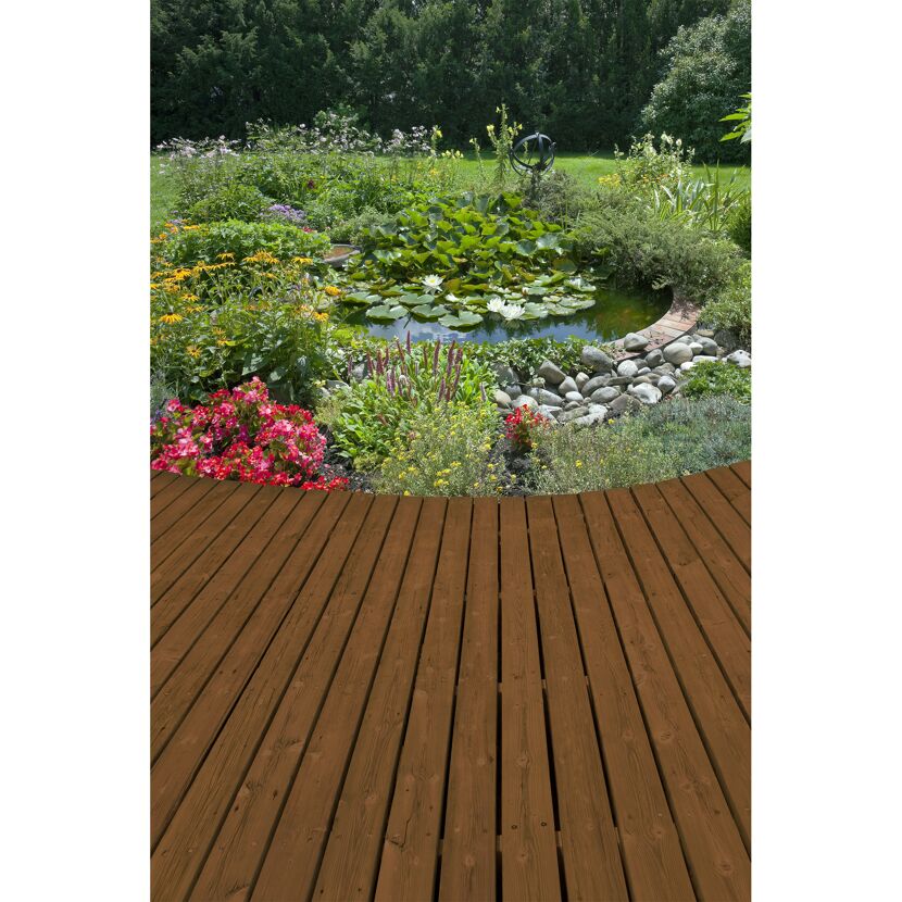 Braune Holzterrasse neben einem Teich mit Seerosen.