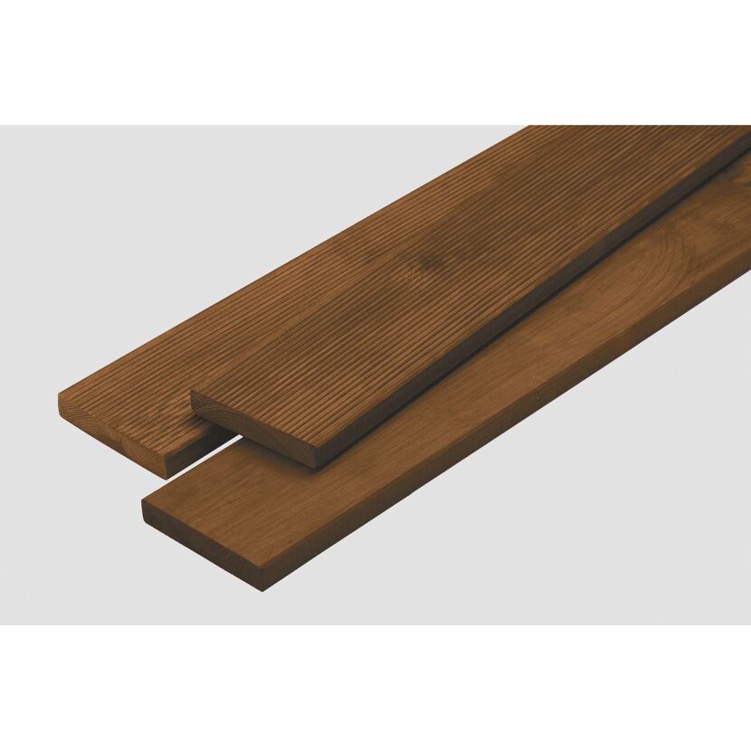 Drei braune Terrassendielen aus Nadelholz
