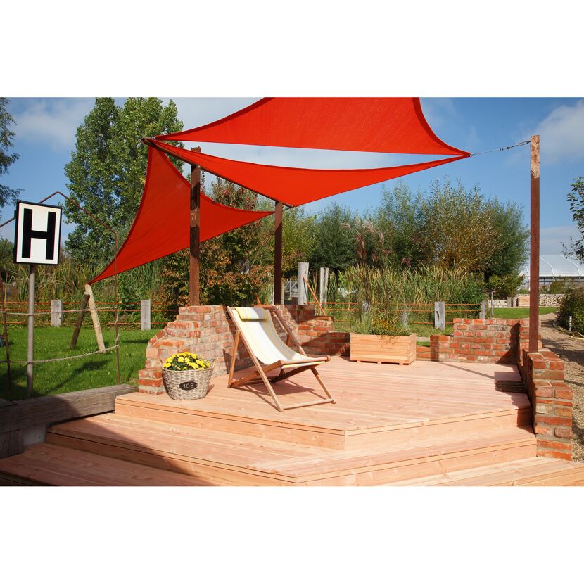Holzterrasse mit rotem Sonnensegel und Liegestuhl