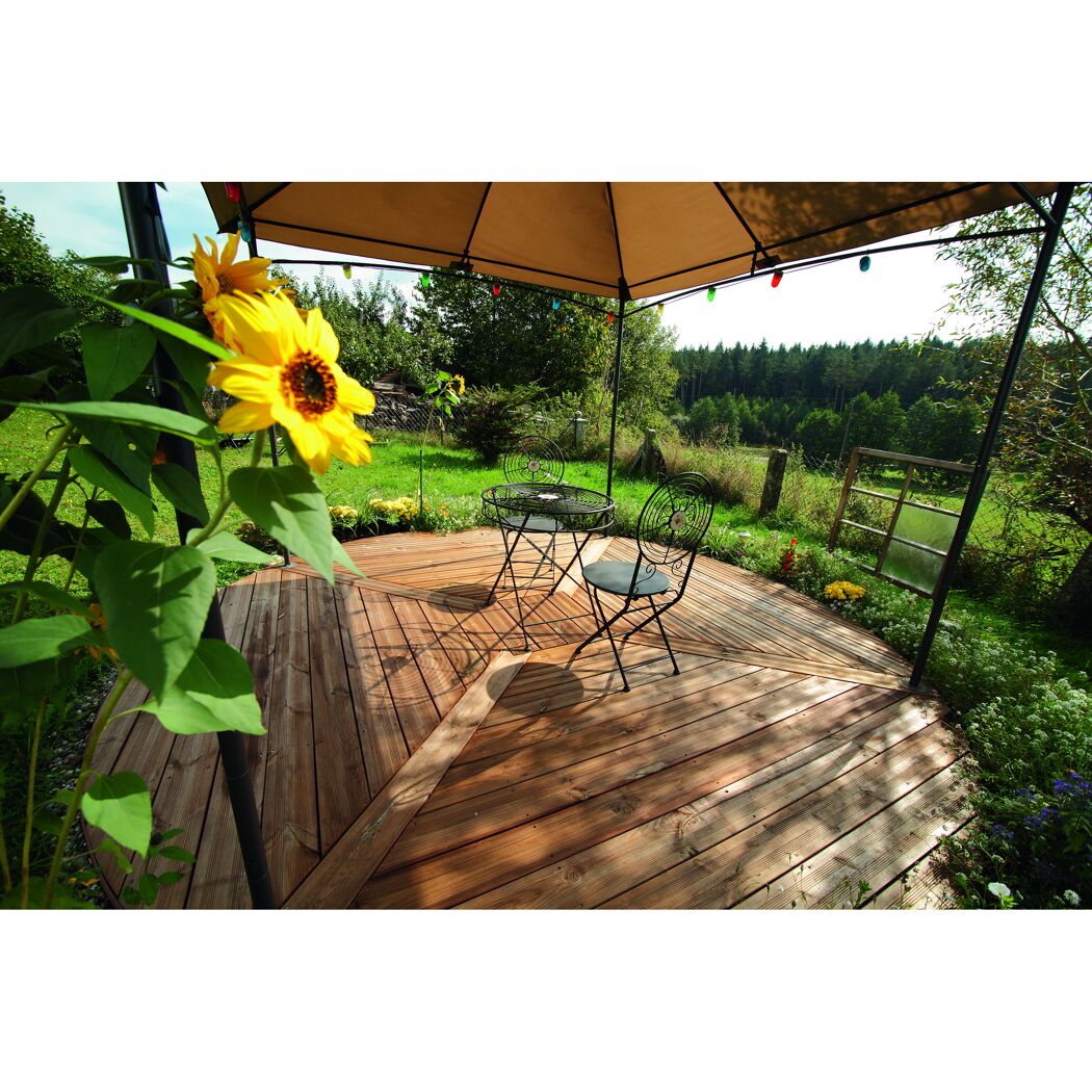 Holzterrasse mit Gartenmöbeln unter einem Pavillon