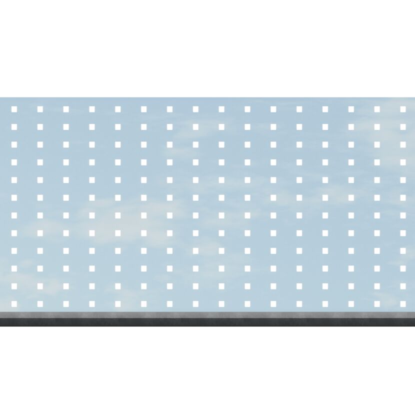 Blaue Wand mit weißen Quadraten und dunklem Sims.