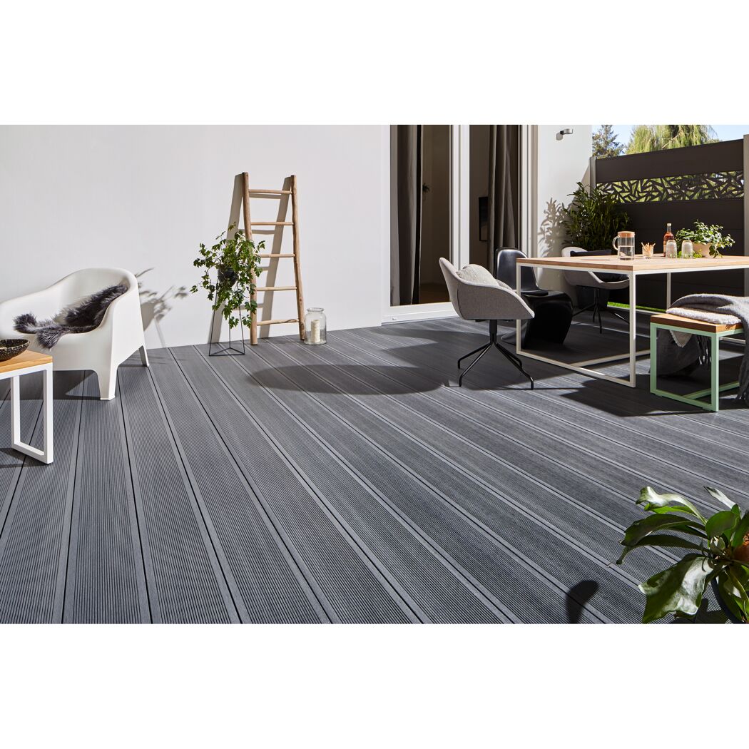 Graue WPC-Terrassendielen DreamDeck verlegt