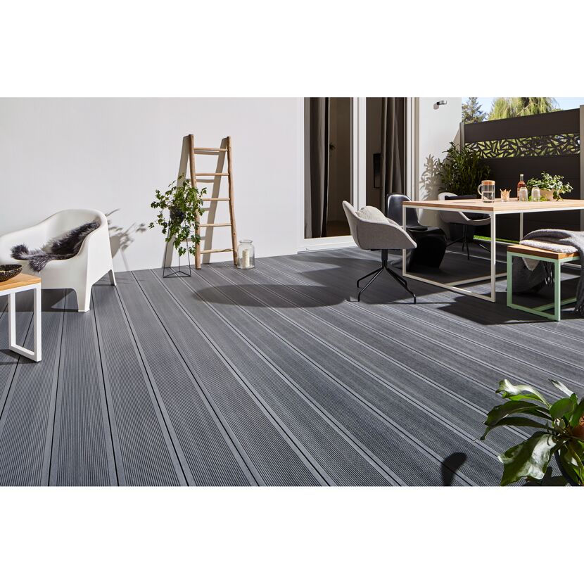 Graue WPC-Terrassendielen DreamDeck verlegt