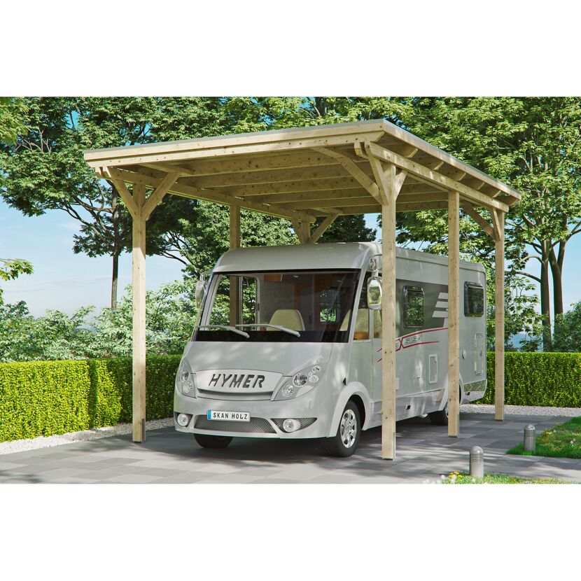 Wohnmobil unter einem Carport aus Holz.