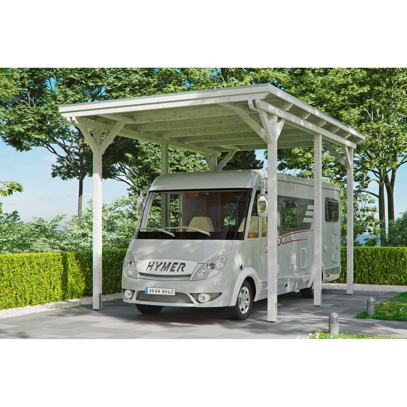 Weißer Hymer-Camper unter einem Carport.