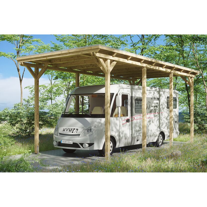Wohnmobil unter einem Carport aus Holz.