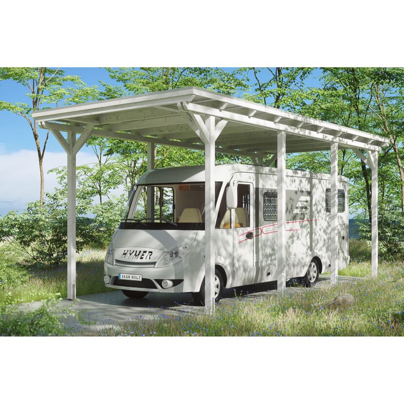 Weißer Hymer Camper unter einem Carport.