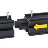 Zwei schwarze Aluminiumprofile mit Verbindungsstück und Schrauben.