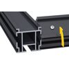 Montage einer schwarzen Aluminiumleiste mit Schraube