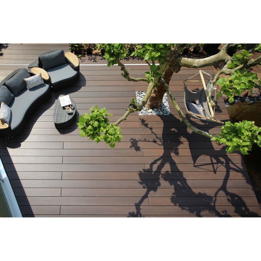 Dielenboden DreamDeck WPC Plati braun mit Gartenmöbeln und Hängematte