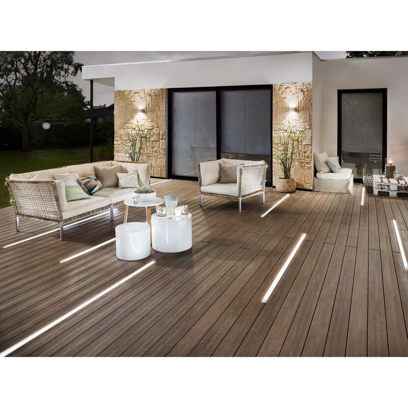 Terrasse mit WPC Dielen und Beleuchtung