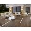 Terrasse mit Sitzmöbeln und LED-Streifen in Dielenboden