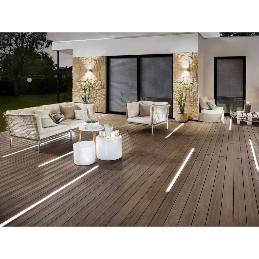 Holzdielen mit integrierter Beleuchtung und Gartenmöbeln