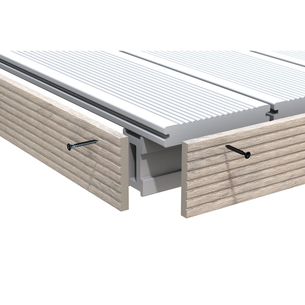 Weiße Terrassendiele und graue Seitenblende mit Schrauben befestigt.