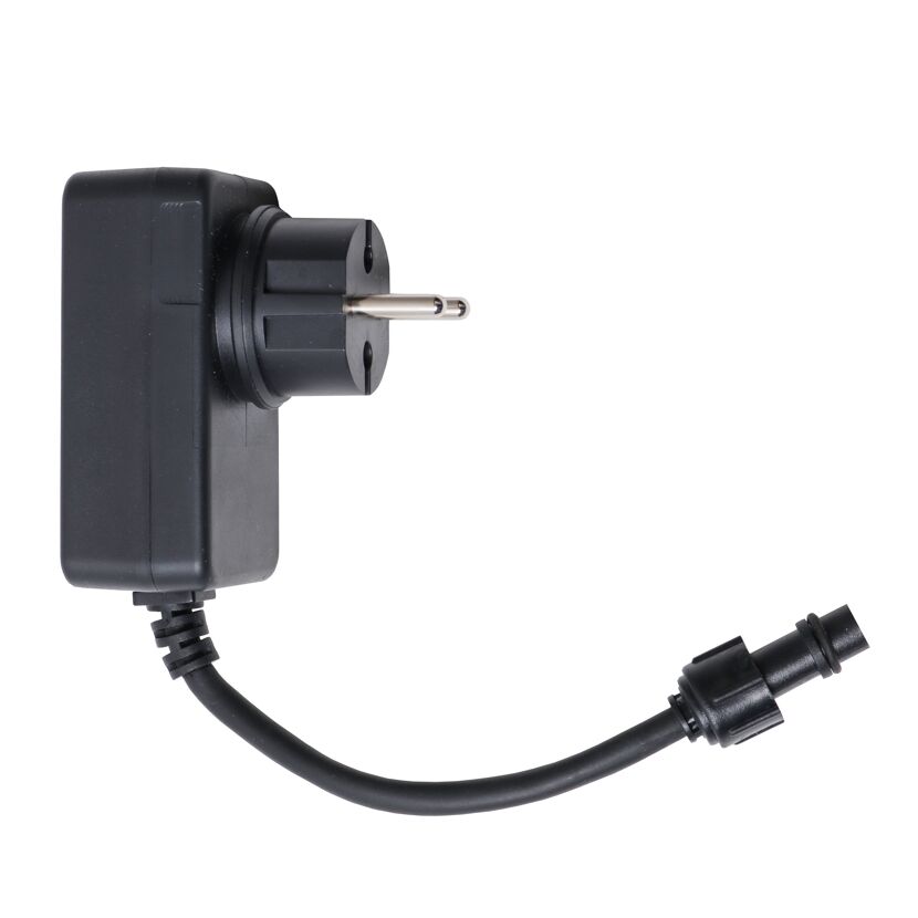 Schwarzer Transformator mit Stecker und Kabel