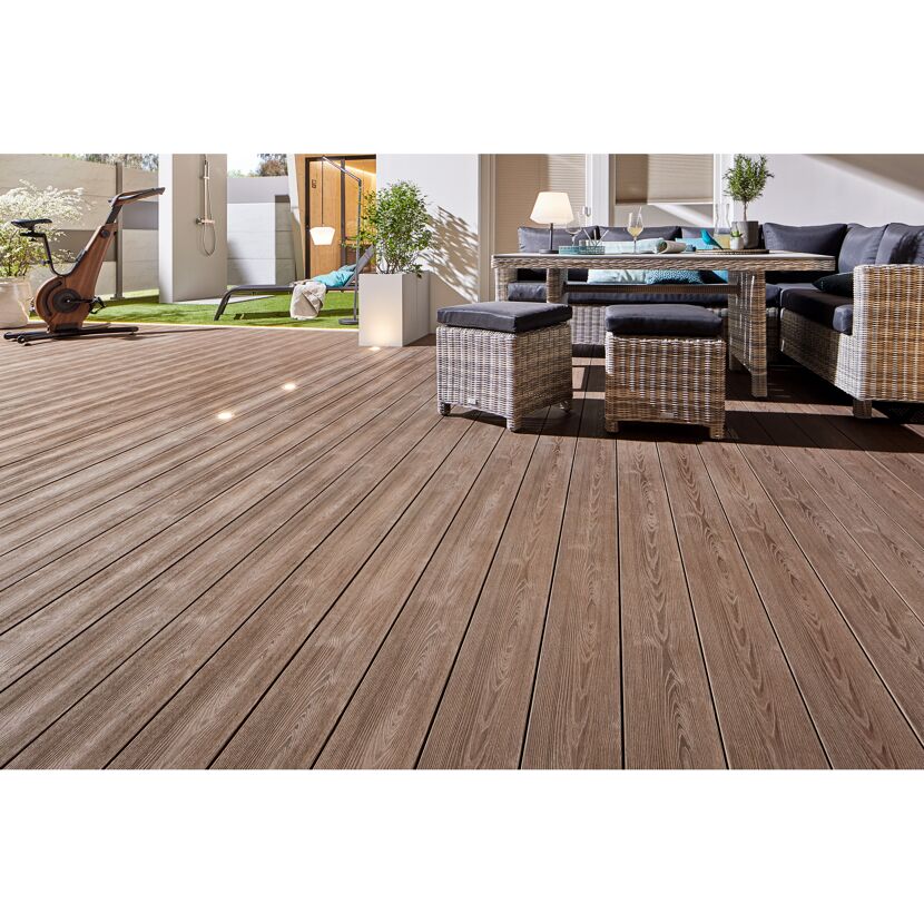 Braune WPC-Terrassendielen DreamDeck Plus verlegt