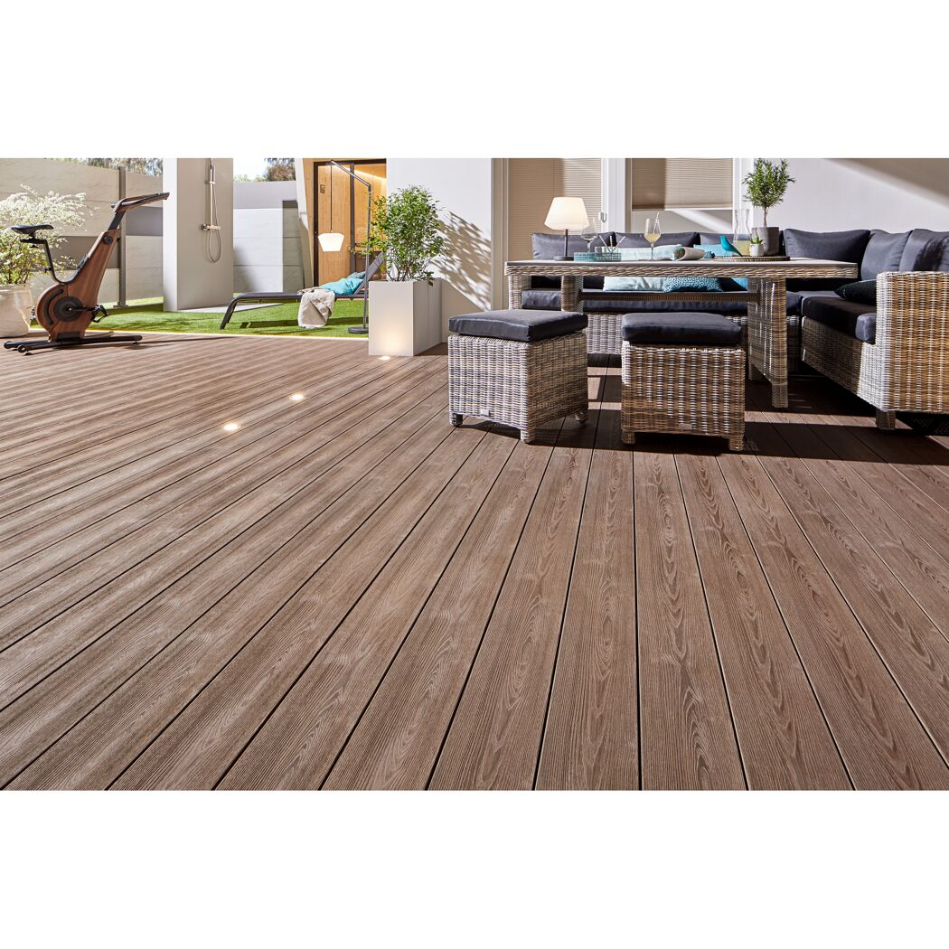Braune WPC-Terrassendielen DreamDeck Plus verlegt