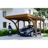 Person steht neben einem Auto unter einem Carport aus Holz.