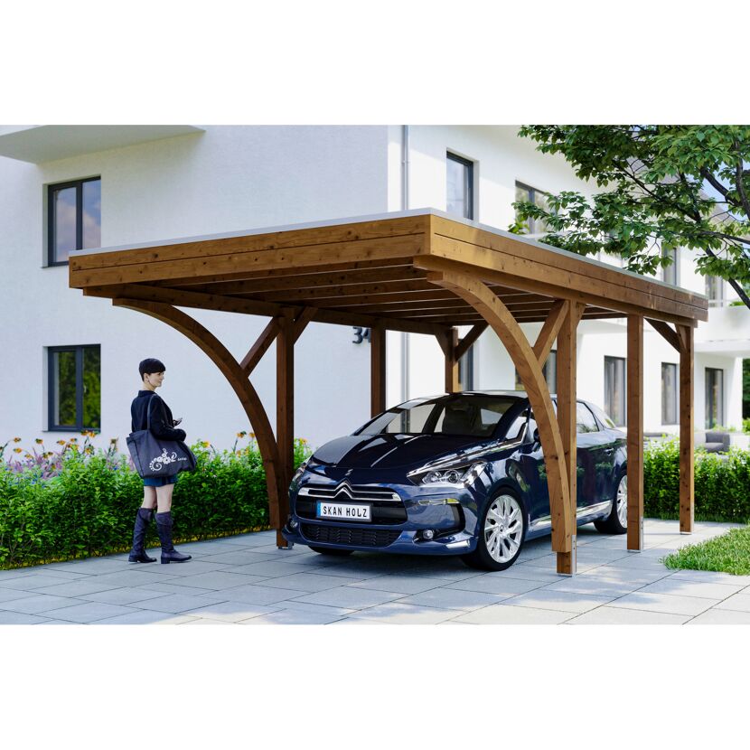 Person steht neben einem Auto unter einem Carport aus Holz.