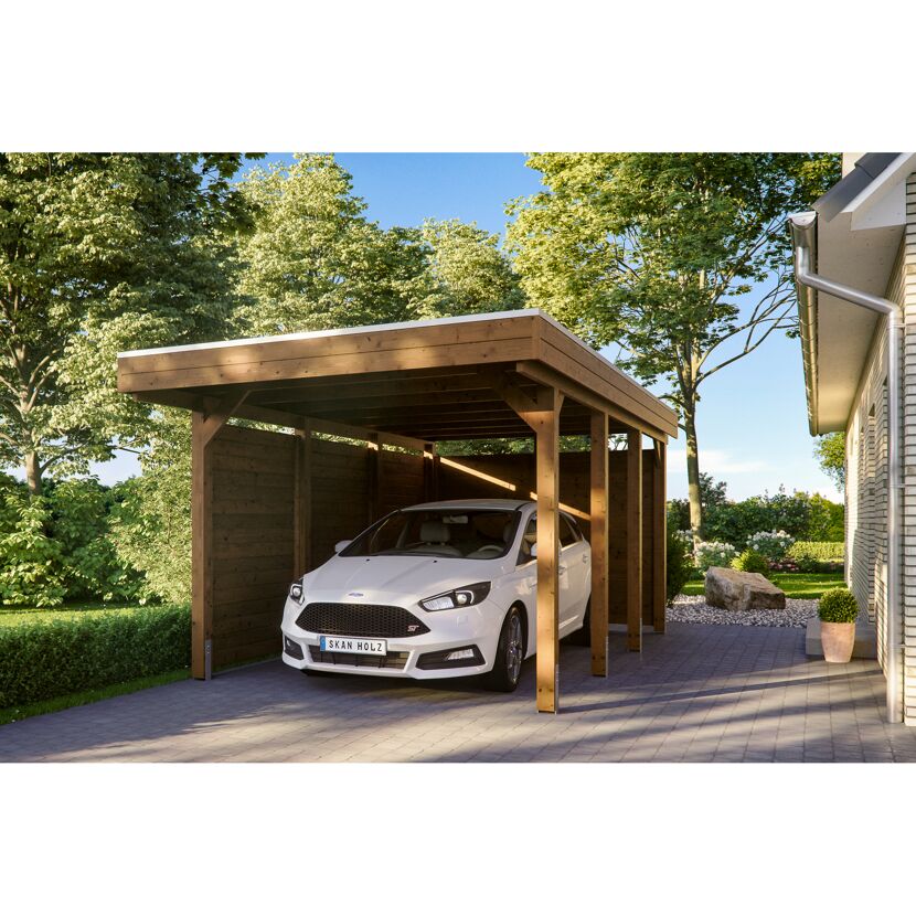 Auto unter einem Carport aus Holz.