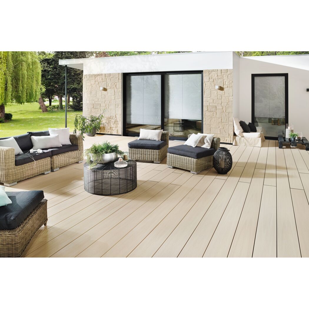 Terrasse mit Loungemöbeln aus Polyrattan