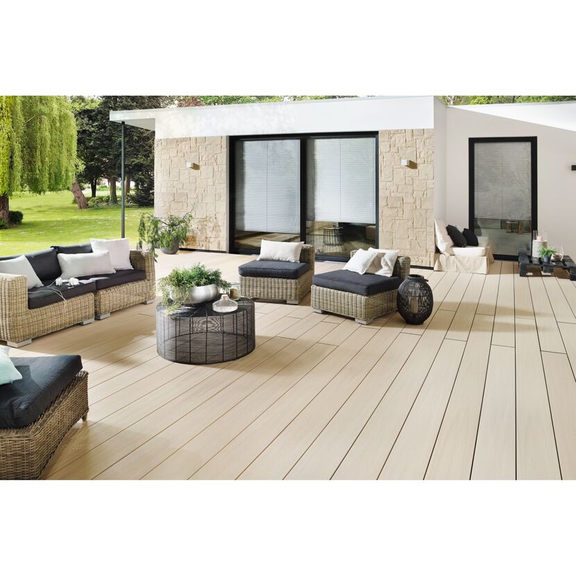 Gemütliche Terrasse mit Gartenmöbeln aus Rattan