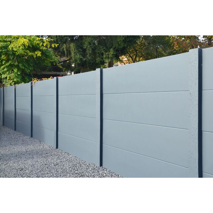 Grauer, horizontal verlaufender Gartenzaun