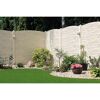 Garten mit hellem Sichtschutzzaun und Bepflanzung