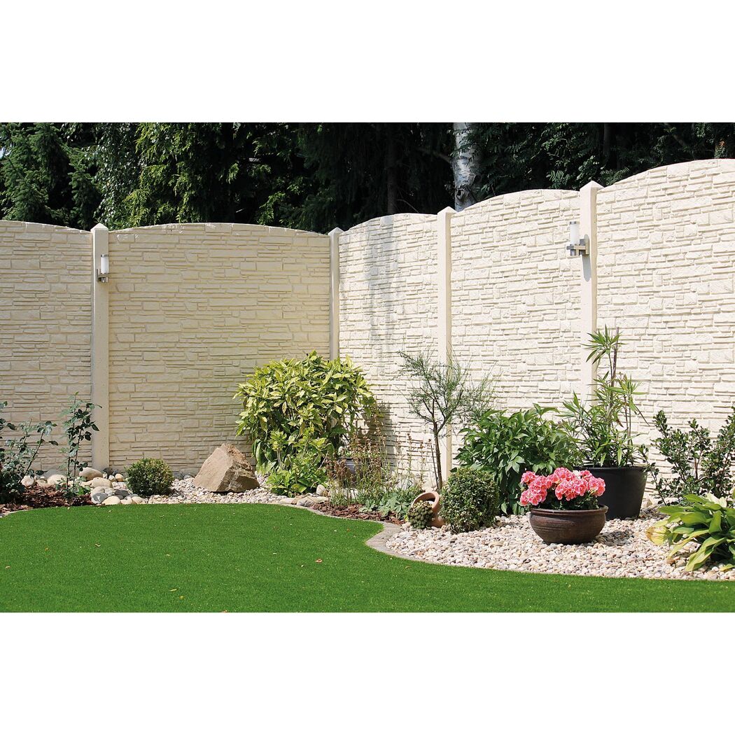 Garten mit hellem Sichtschutzzaun und Bepflanzung