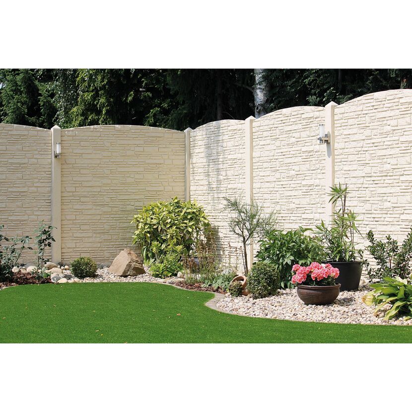 Garten mit hellem Sichtschutzzaun und Bepflanzung