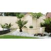 Garten mit beiger Mauer und Wasserspiel