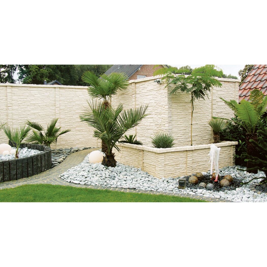 Garten mit beiger Mauer und Wasserspiel