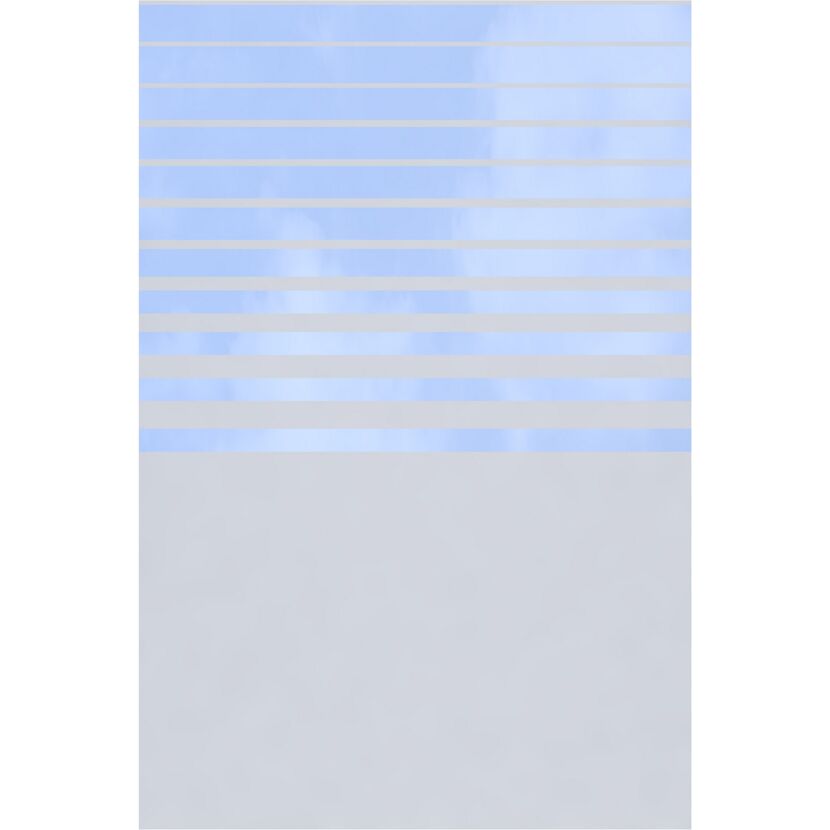 Fenster mit Jalousien und blauem Himmel