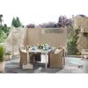 Gedeckter Tisch auf einer Terrasse mit Gartenzaun