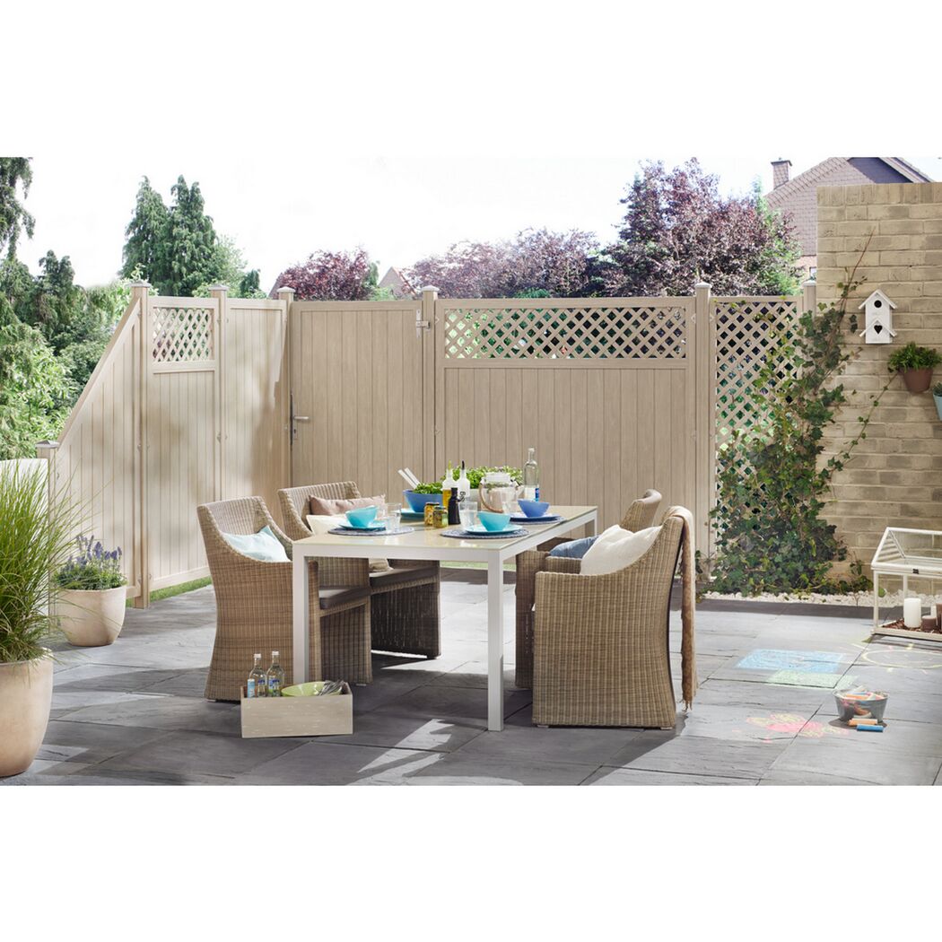 Gedeckter Tisch auf einer Terrasse mit Gartenzaun