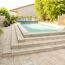 Blockstufen muschelkalkfarben als Treppe zum Pool.