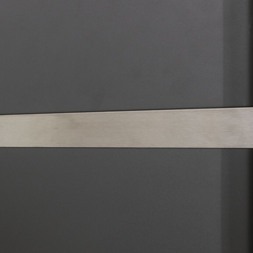 Anthrazitfarbener Schrank mit Metallleiste