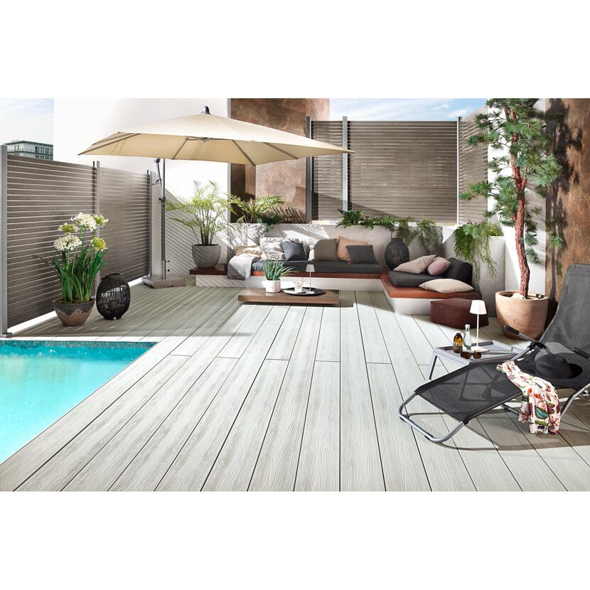 Poolbereich mit DreamDeck Prestige kalk-grau, Gartenmöbeln und Sonnenschirm