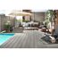 Poolbereich mit grauen Dielen, Sonnenschirm, Gartenmöbeln, Pflanzen und Deko