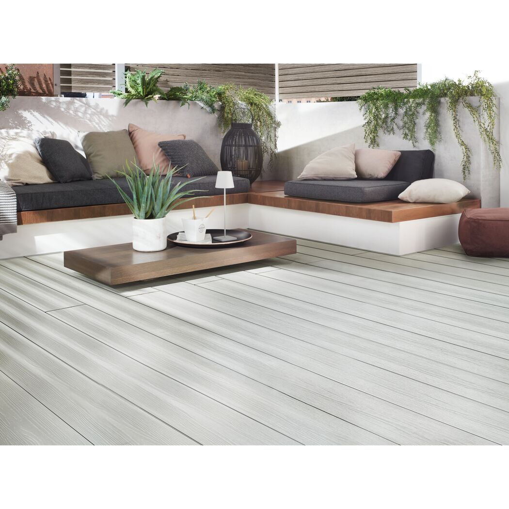 Dielenboden DreamDeck Prestige kalk-grau auf Terrasse verlegt