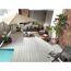 Dielen in Kalkgrau neben Pool, Loungeecke mit Sonnenschirm