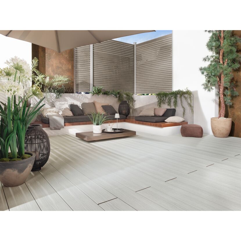 Gemütliche Sitzecke auf einer Terrasse mit DreamDeck Prestige kalk-grau.
