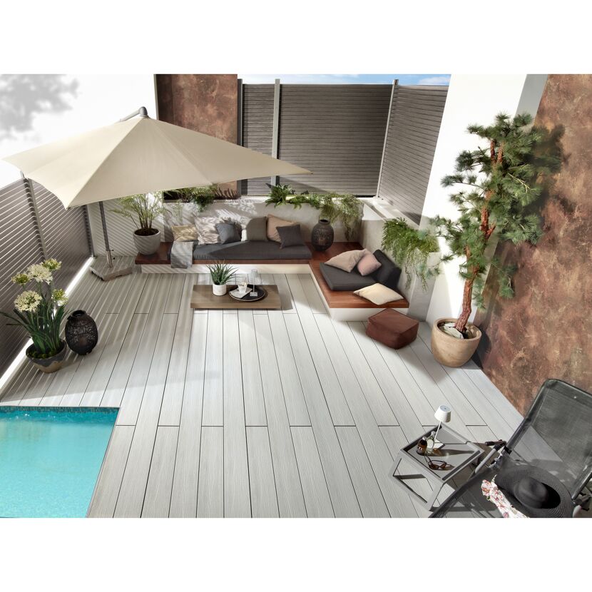 Dielen in Kalkgrau neben Pool, Gartenmöbel, Sonnenschirm