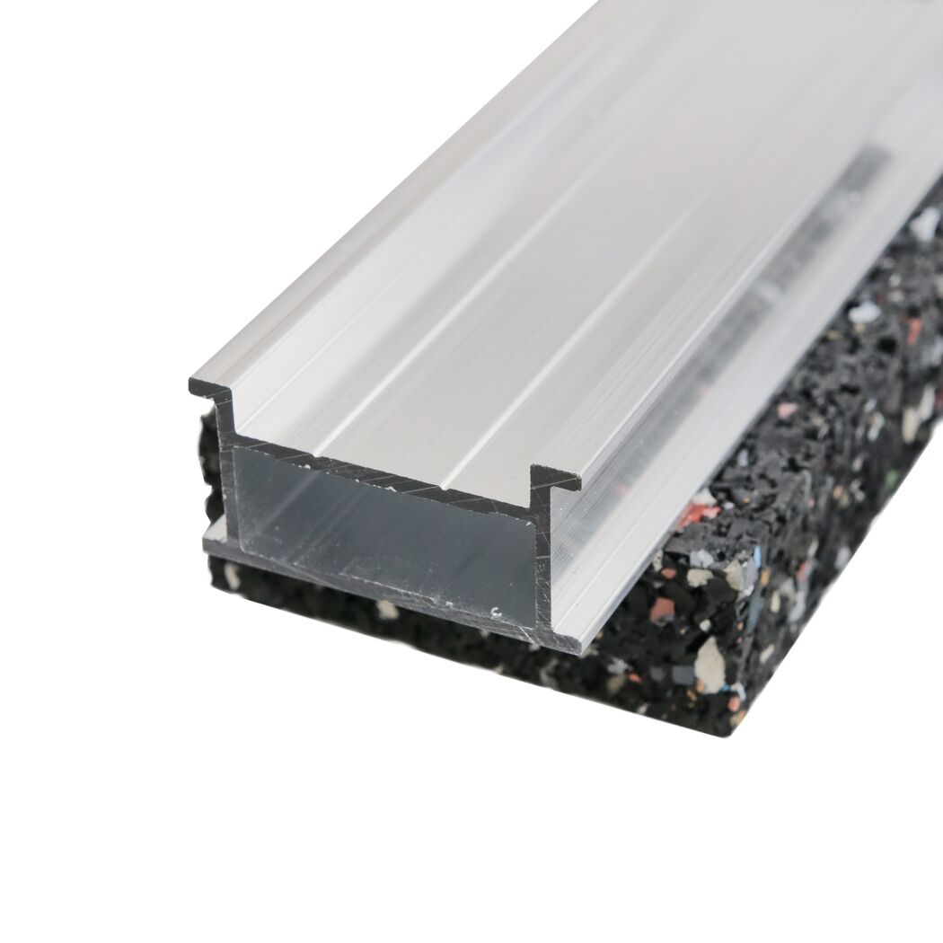Aluminiumprofil auf Dämmstreifen