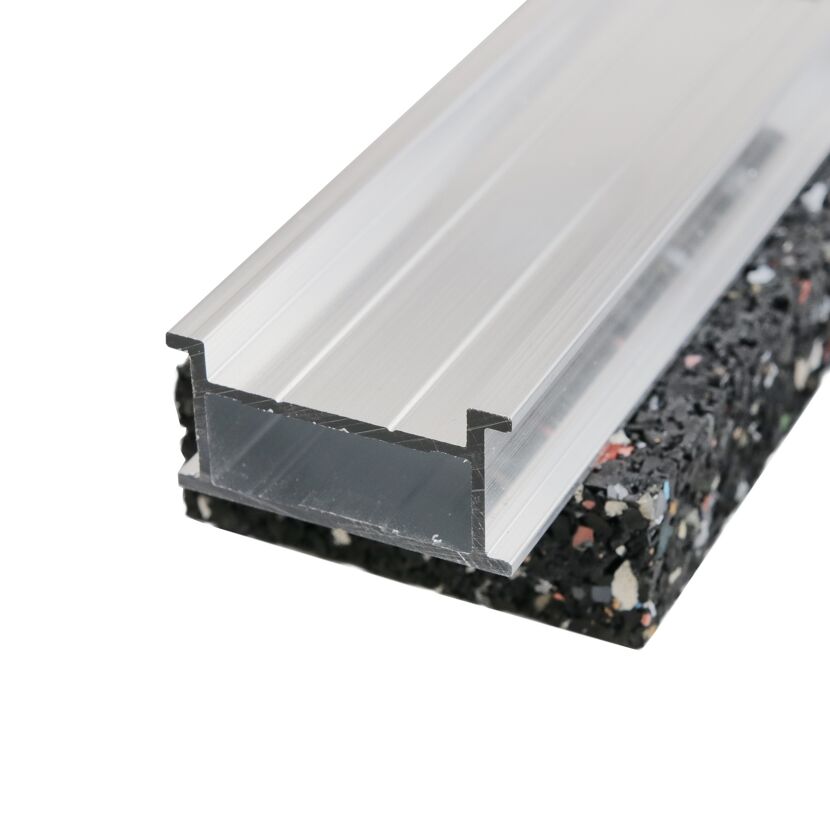 Aluminiumprofil auf Dämmstreifen